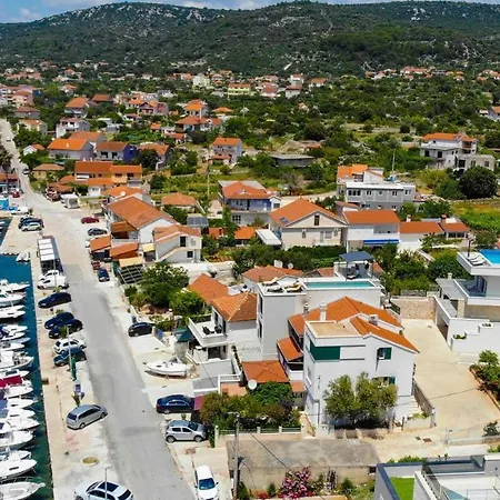 Adastra فيلة Vinišće