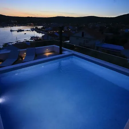 Adastra فيلة Vinišće